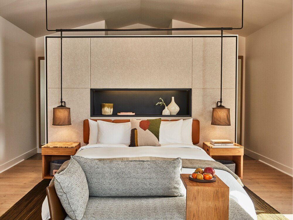 Habitación moderna con una cama grande en un cottage
