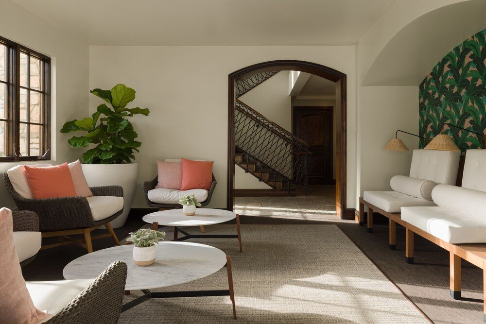 Sala de estar moderna en un bungaló del resort