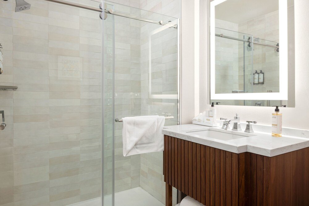 Baño con ducha encerrada en vidrio y detalles modernos