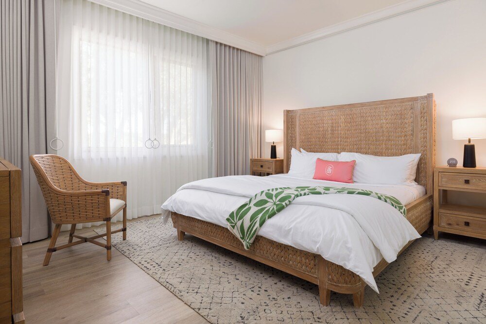 Habitación del hotel con una cama grande y cómoda